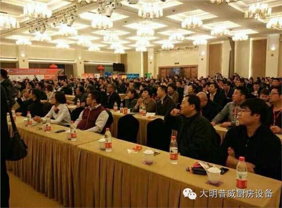 協(xié)會成員認真參會中 餐飲協(xié)會成員認真參會中