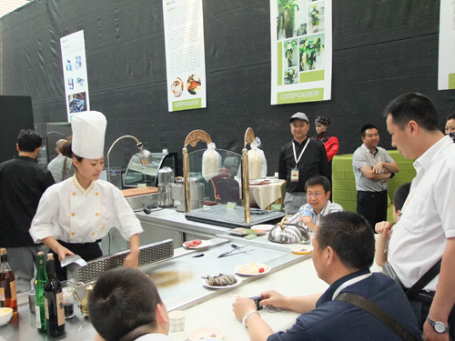 qiebanshao500.jpg 大明美廚受餐飲企業(yè)邀請(qǐng)現(xiàn)場(chǎng)演示制作鐵板燒