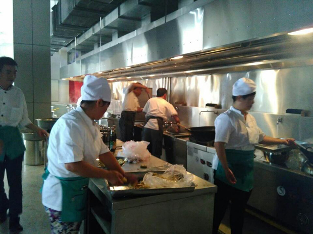 廚師們正在忙碌的工作 廚師們正在忙碌的工作