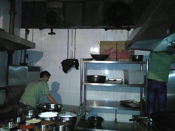 對(duì)廚房操作臺(tái)進(jìn)行清理 對(duì)廚房操作臺(tái)進(jìn)行清理