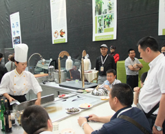 大明美廚受餐飲企業(yè)邀請現(xiàn)場演示制作鐵板燒